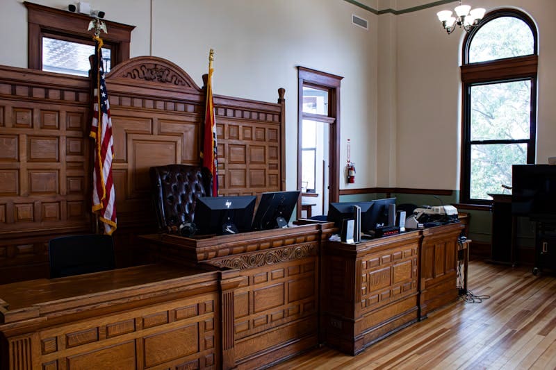free-photo-of-courtroom-with-american-flags-in-usa free-photo-of-courtroom-with-american-flags-in-usa